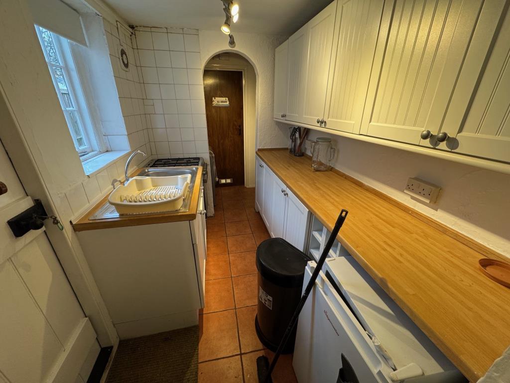 Lot: 161 - CITY CENTRE TERRACE HOUSE - Kitchen
